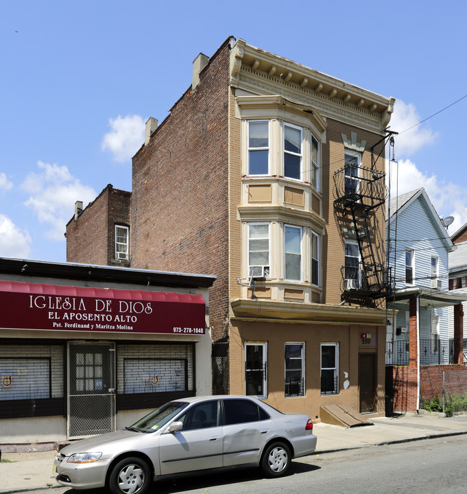 550 E 18th St in Paterson, NJ - Foto de edificio