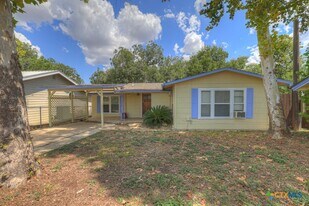 1015 Reiley Rd in Seguin, TX - Building Photo