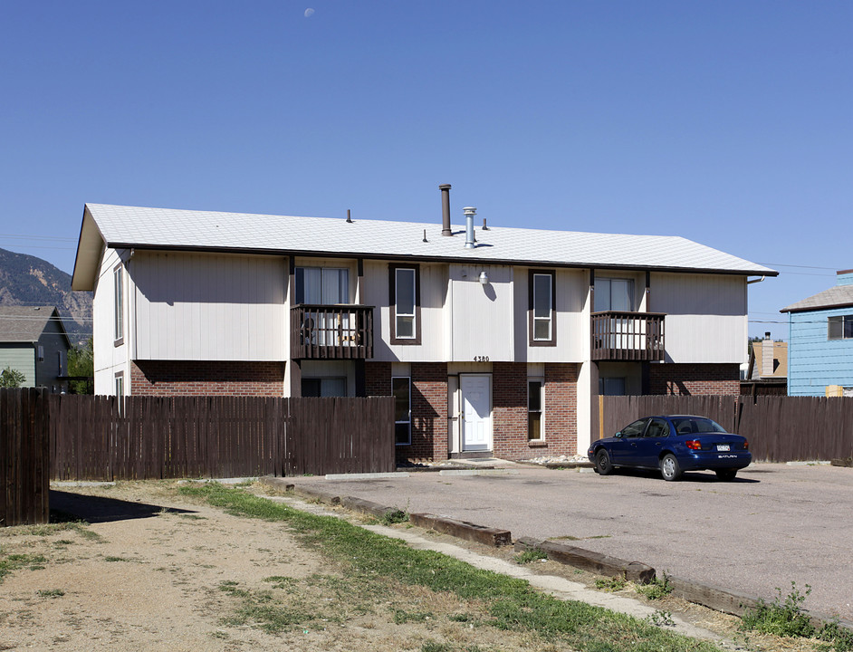 4380 Loomis Ave in Colorado Springs, CO - Foto de edificio