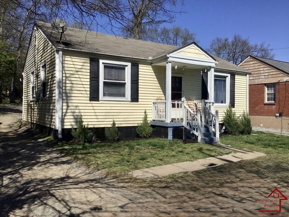 615 Neelys Bend Rd in Nashville, TN - Building Photo