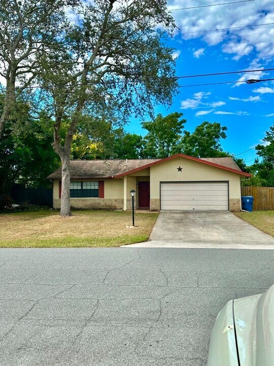 11143 Holbrook St in Spring Hill, FL - Building Photo