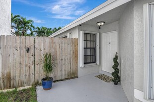 23044 Sunfield Dr in Boca Raton, FL - Building Photo - Building Photo