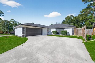 8203 Huntermoor Cir in Humble, TX - Building Photo