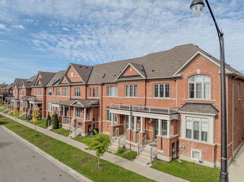 10 Primo Rd in Brampton, ON - Building Photo