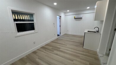 1201 NW 79th Way in Pembroke Pines, FL - Building Photo - Building Photo