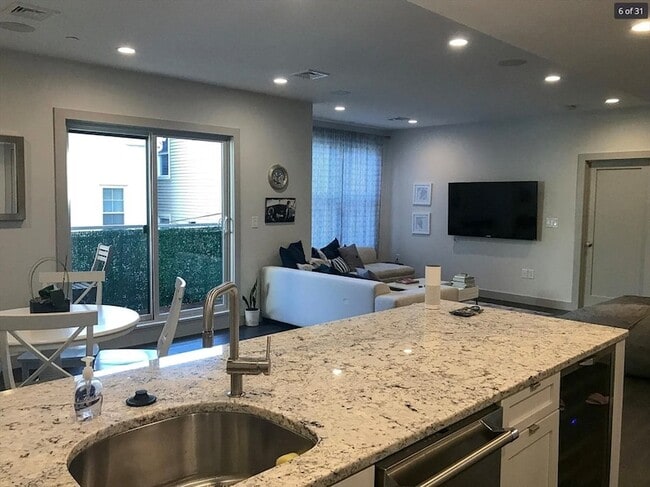 309 E St, Unit 24 in Boston, MA - Building Photo - Building Photo