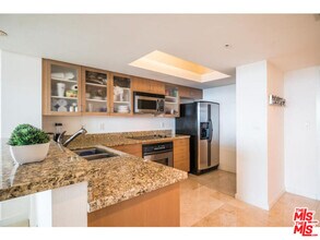 13700 Marina Pointe Dr in Los Angeles, CA - Building Photo - Building Photo