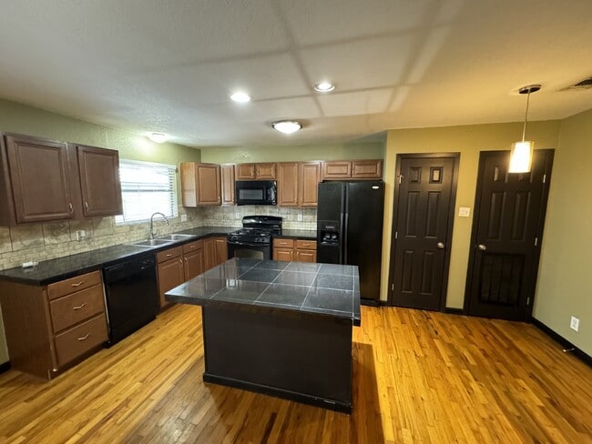 211 Natalen Ave in San Antonio, TX - Building Photo - Building Photo