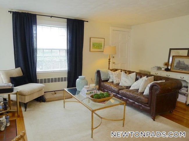 42 Hatfield Rd in Newton, MA - Building Photo - Building Photo