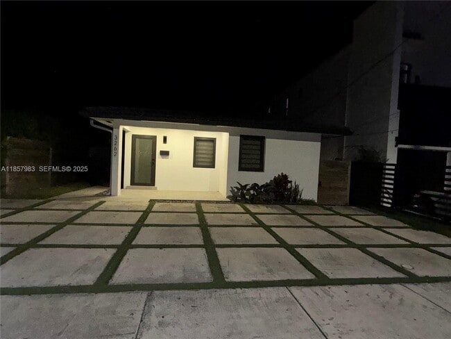 3262 SW 23rd Terrace in Miami, FL - Building Photo - Building Photo