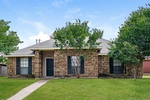 1014 Brookhaven Dr in Lancaster, TX - Building Photo