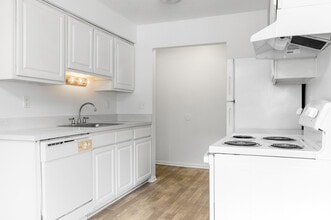 Hillcrest Club Apartments in Plymouth, MI - Building Photo - Building Photo