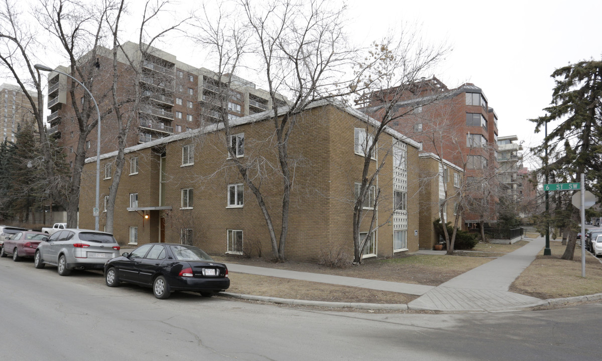 DuBarry apartments in Calgary, AB - Building Photo