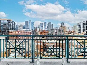 340 W Superior St, Unit 101 in Chicago, IL - Foto de edificio - Building Photo