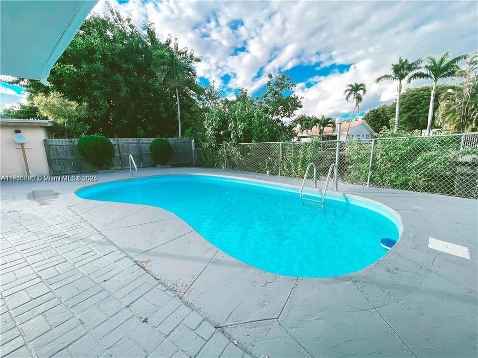 2435 NE 195th St in Miami, FL - Foto de edificio