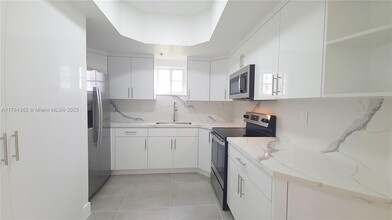 17405 NW 75th Pl in Hialeah, FL - Foto de edificio - Building Photo