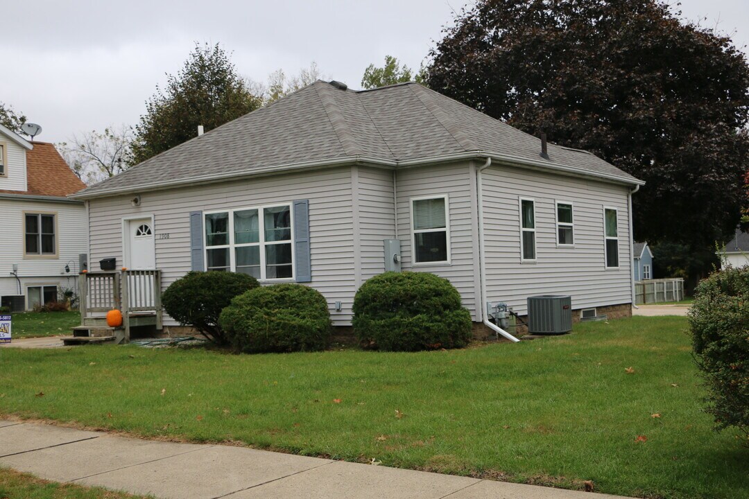 1908 Franklin St in Cedar Falls, IA - Building Photo