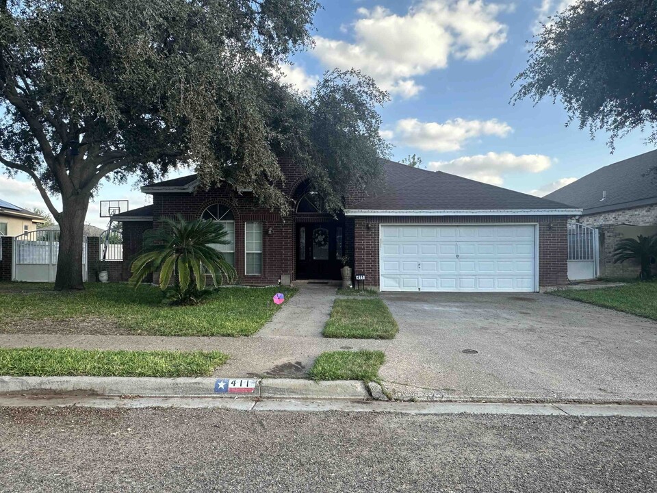 411 Grosbeak Street in Laredo, TX - Foto de edificio