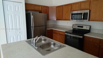 9270 W 33rd Ln in Hialeah, FL - Foto de edificio - Building Photo