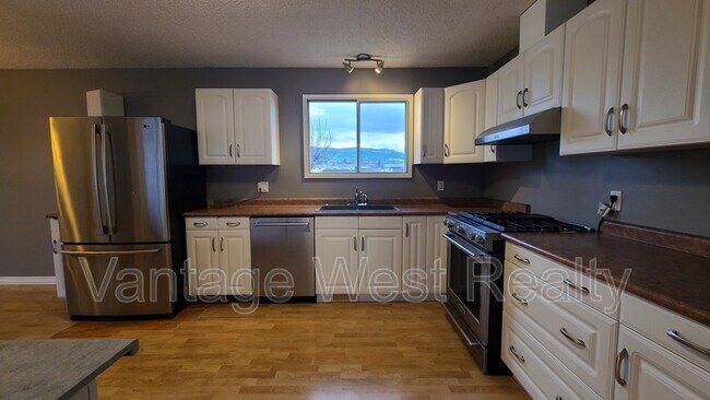 275 Benchview Rd in Kelowna, BC - Building Photo - Building Photo