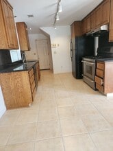 2156 Cheyenne Way in Modesto, CA - Foto de edificio - Building Photo