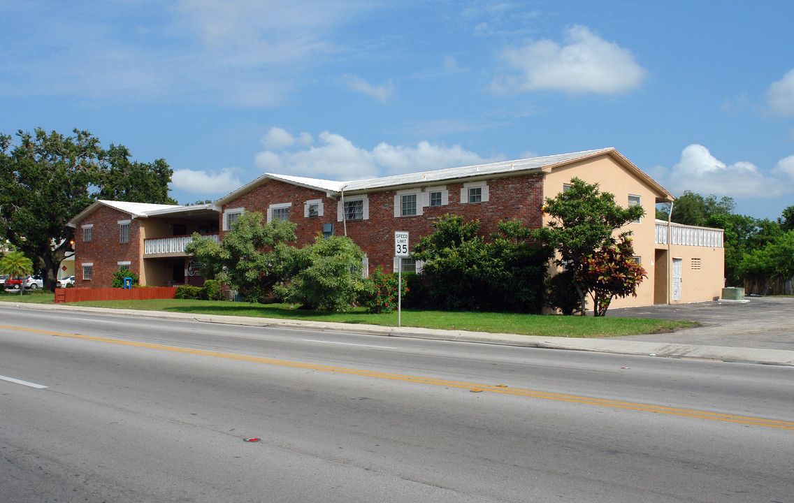 Continental West Apartments in North Miami, FL - Building Photo