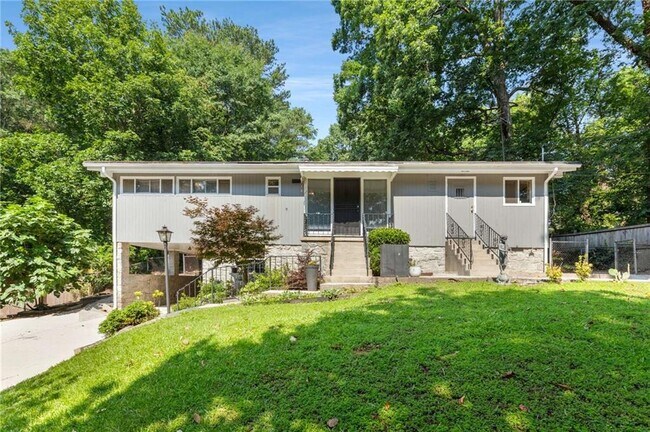 2132 Fairway Cir NE in Atlanta, GA - Foto de edificio - Building Photo
