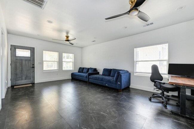 2111 35th St in Sacramento, CA - Building Photo - Building Photo