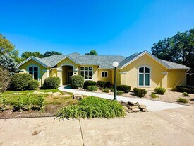 6411 Hillside St in Shawnee, KS - Building Photo