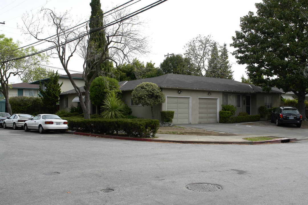 1523 Ebener St in Redwood City, CA - Foto de edificio