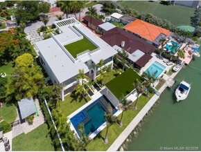 Luxury Listings in Miami Beach, FL - Building Photo - Building Photo