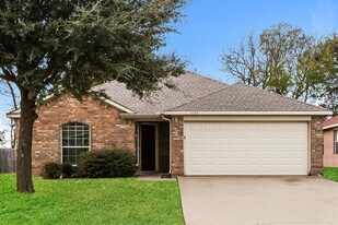 1723 Katrina Ln in Lancaster, TX - Building Photo