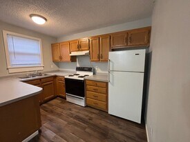 513 N Maple St in Eldon, MO - Building Photo