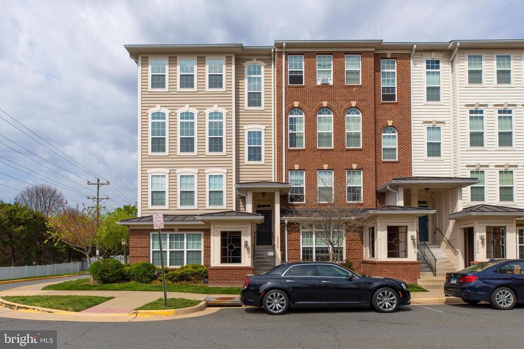 6083 Wicker Ln in Centreville, VA - Building Photo