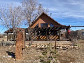 72 El Llano Rd in Las Vegas, NM - Building Photo