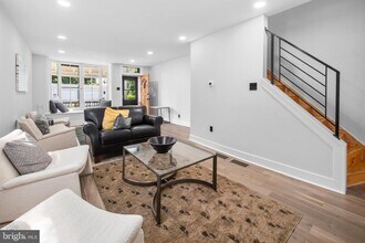 758 Carpenter Ln in Philadelphia, PA - Building Photo - Building Photo