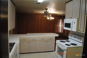 106 E Young Ave in Temple, TX - Foto de edificio - Building Photo