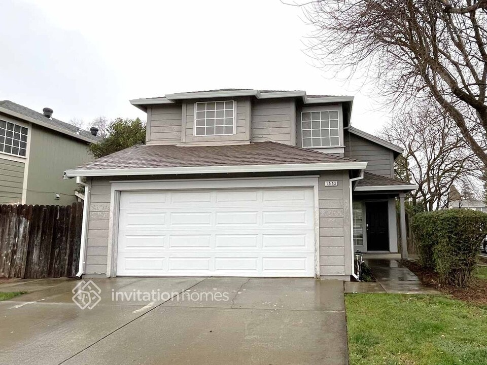 1573 Owens Valley Dr in Woodland, CA - Foto de edificio