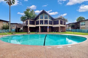 7047 Bissonnet St in Houston, TX - Building Photo