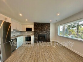 105 Boppart Ct in Kelowna, BC - Building Photo