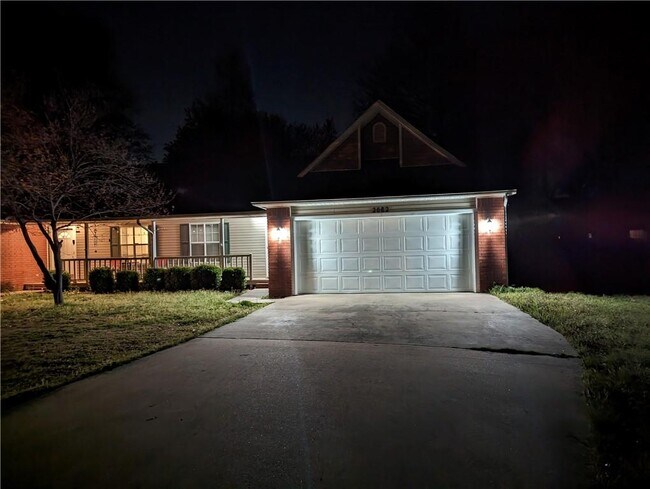 2082 E Farr Ln in Fayetteville, AR - Building Photo - Building Photo