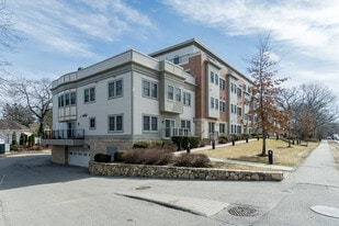 321 Hammond Pond Pky, Unit 301 in Chestnut Hill, MA - Building Photo