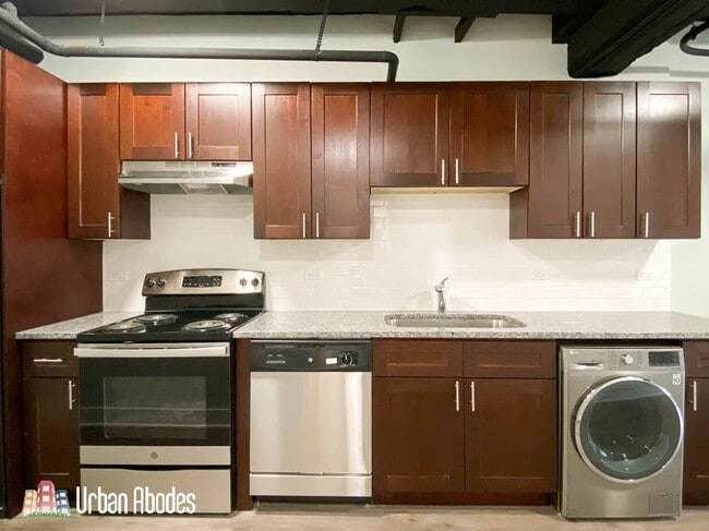 727 Saint Johns Ave, Unit A06C in Highland Park, IL - Building Photo - Building Photo