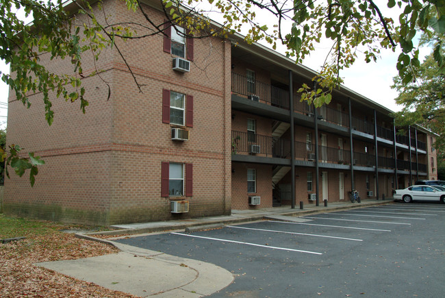 Pine Oak Apartments in Richmond, VA - Building Photo - Building Photo