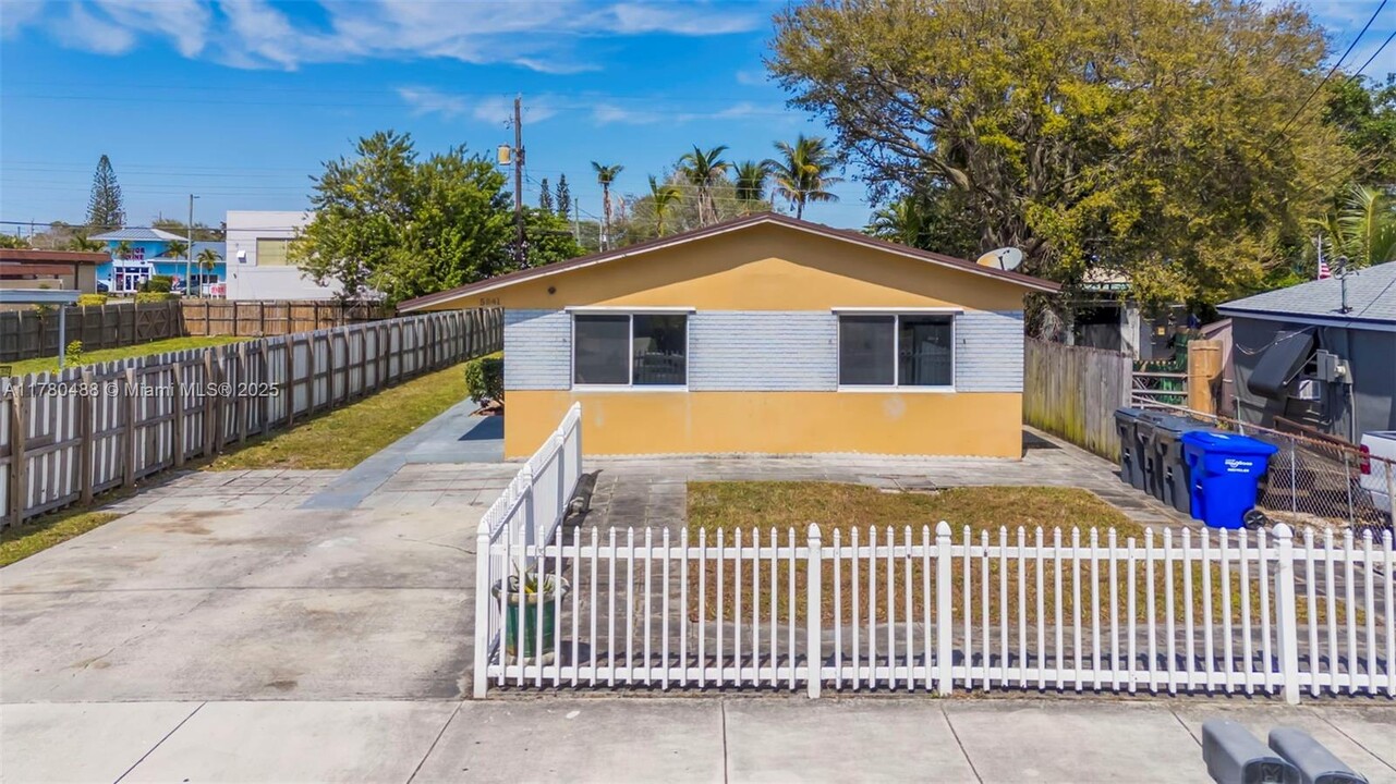 5841 Lincoln St in Hollywood, FL - Building Photo