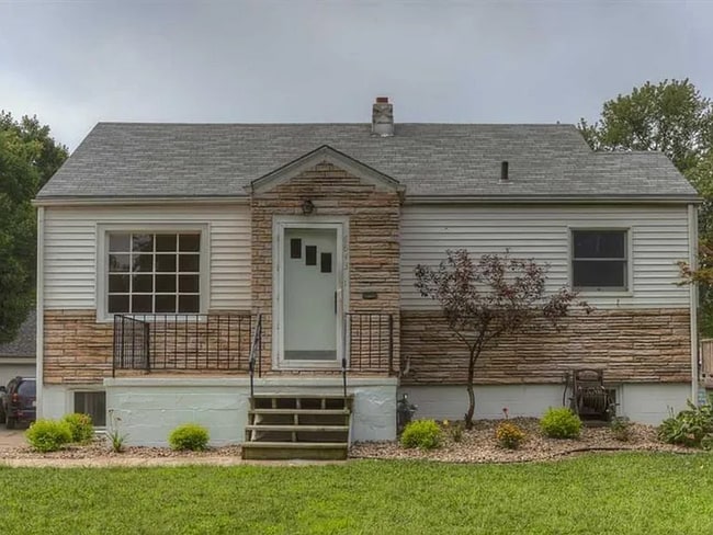 property at 6843 Leavenworth St