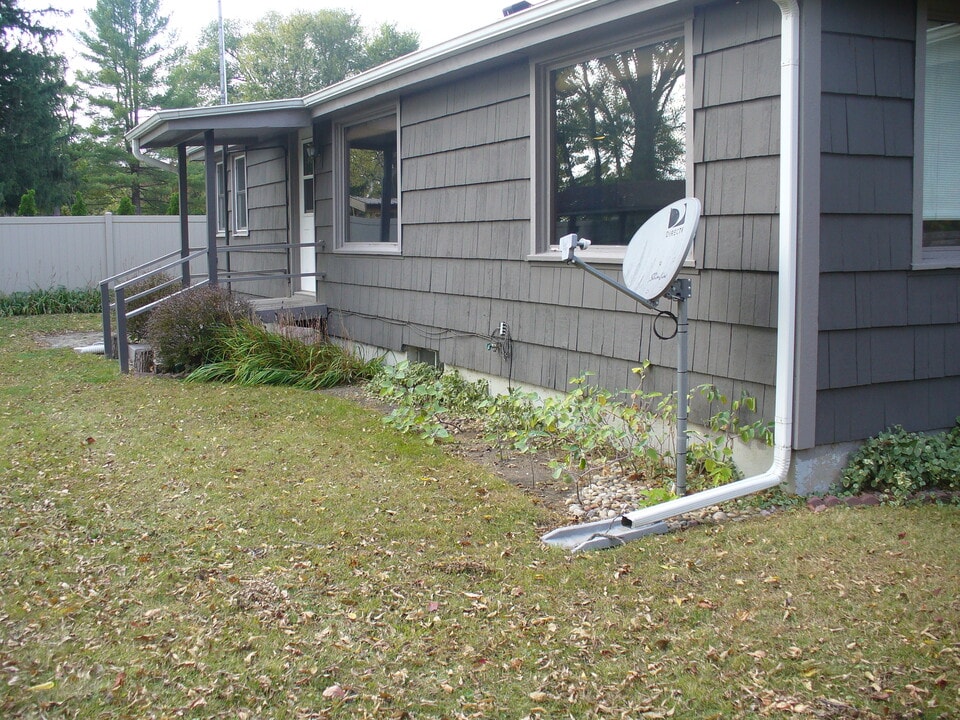 11293 Edgemere Ter in Roscoe, IL - Building Photo