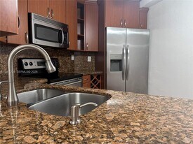 10257 NW 9th Street Cir, Unit 113-10 in Miami, FL - Building Photo