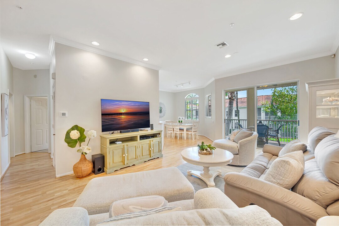 400 L'Ambiance Cir in Naples, FL - Building Photo