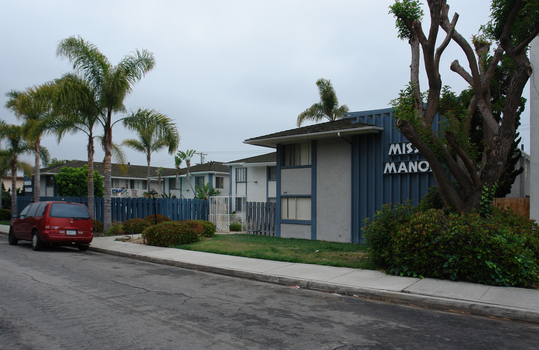 Mission Manor in San Diego, CA - Building Photo